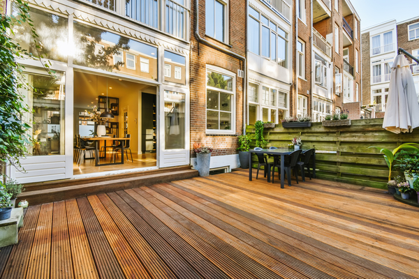 Modern Backyard Deck with Wooden Flooring Spacious backyard wood deck with outdoor dining furniture