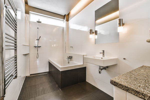 Elegant bathroom with clean lines and white marble walls – bathroom interior design bathroom remodel ideas 2022