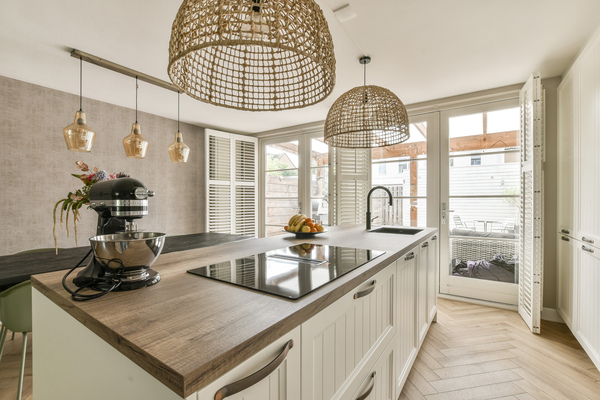 kitchen decor ideas 2022 and kitchen design themes – elegant home inspiration Warm-toned island kitchen with kitchen decor ideas 2022 and inviting kitchen design themes for open layouts